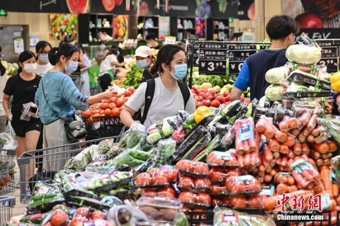 资料图：市民在超市购物。 中新社记者 陈骥旻 摄