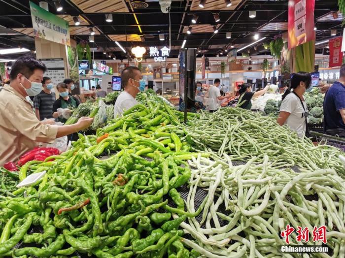 资料图：河南省郑州市的市民在一家大型超市选购蔬菜。 中新社记者 韩章云 摄
