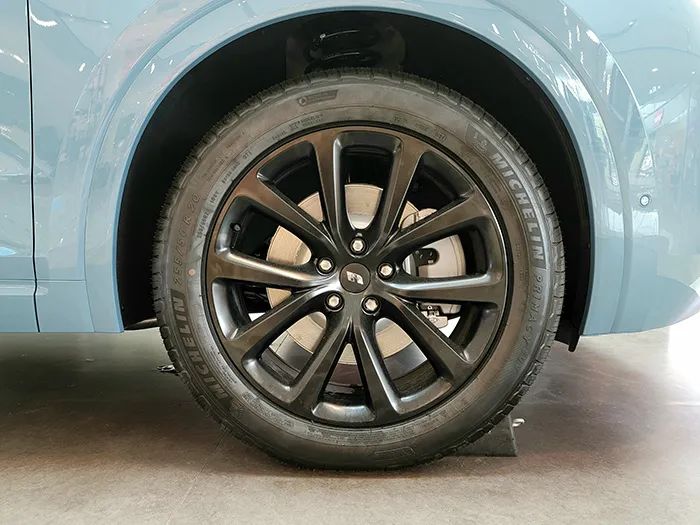 此外,值得一提的是,理想one还配备了20寸大轮毂,配合大尺寸车身,整体