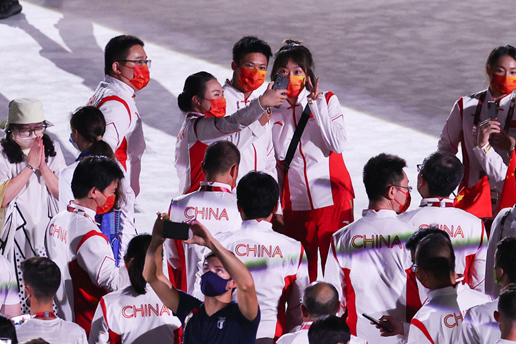8月8日，东京奥运会闭幕式上，中国代表队队员们合影留念。（图源：视觉中国）