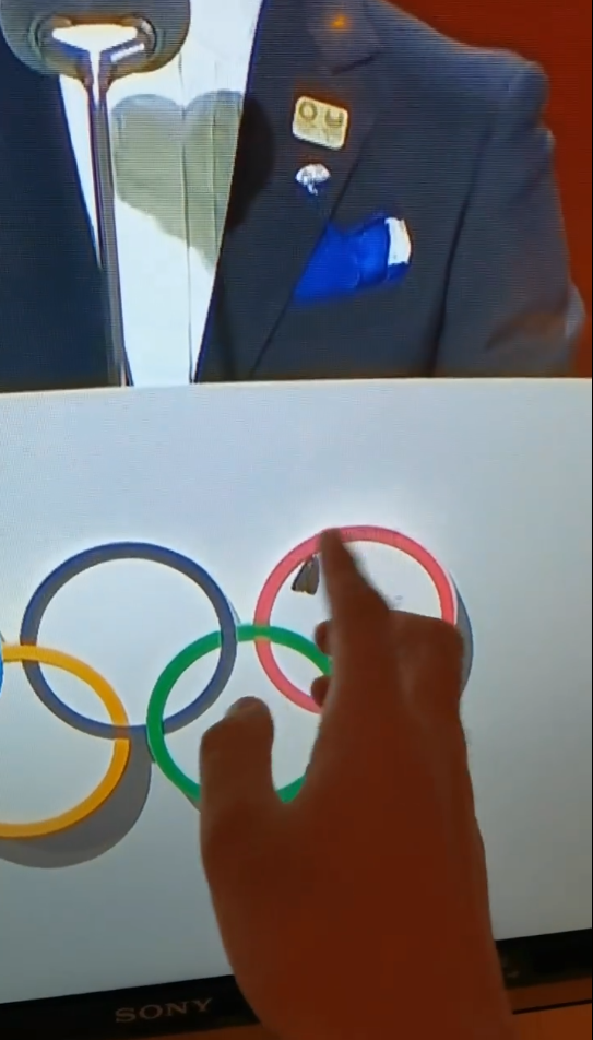 杨迪发现奥运闭幕式五环上有飞蛾 直呼：我还以为是这破了！休闲区蓝鸢梦想 - Www.slyday.coM