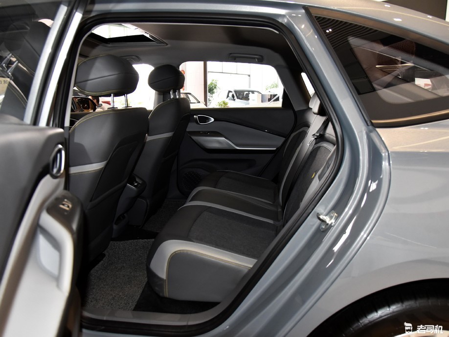 溜背轿车 小哥带你一起看新宝骏rc-5