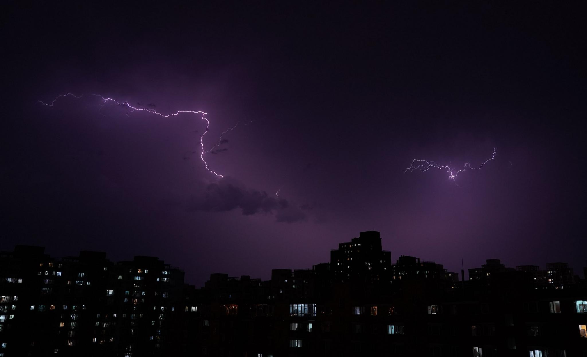 宛如特效镜头抓拍到闪电划过北京夜空瞬间