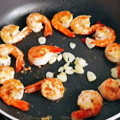 3,平底锅烧热,倒油,把虾仁煎到两面变色