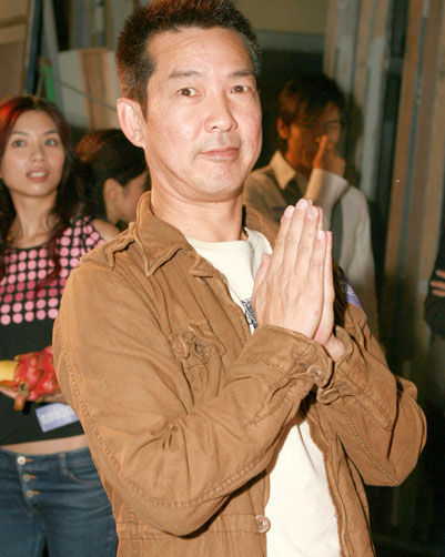 63岁元彪近照罕曝光手臂粗壮全身通红皮肤松弛手拿雪茄精神好