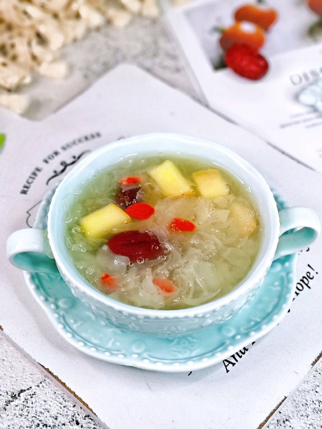 入秋后,多给家人喝苹果银耳红枣羹,清甜滋补,适合干燥的天气