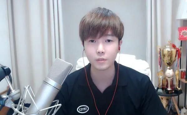 虎牙集梦阿布解封粉丝调侃首秀布一年8次别又进去了