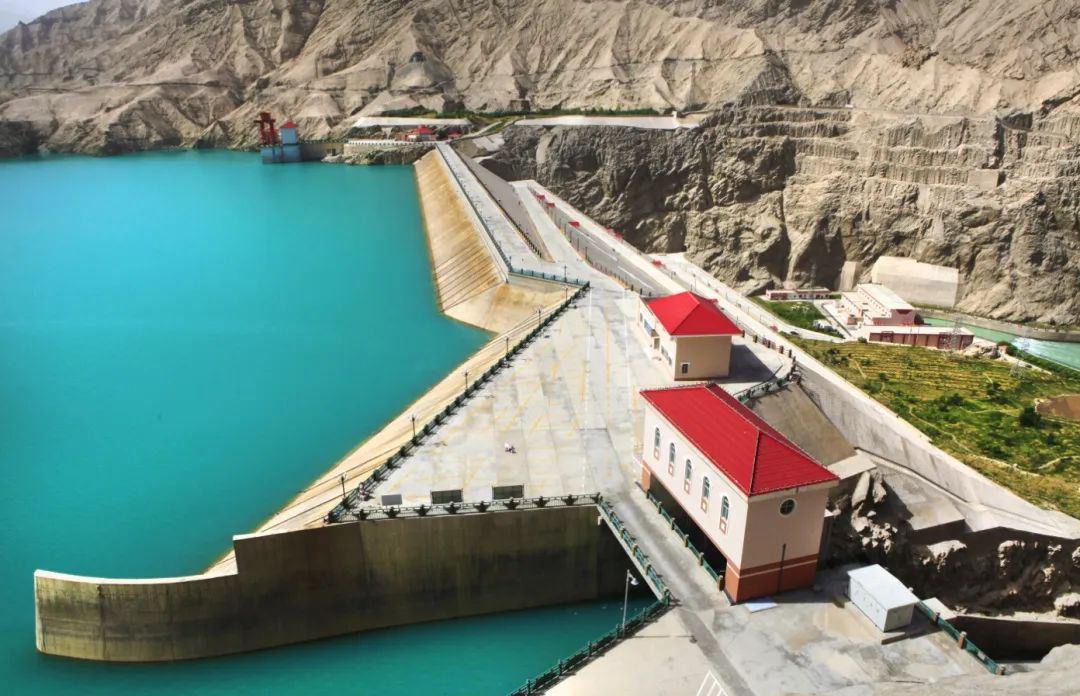 图为新疆水坝