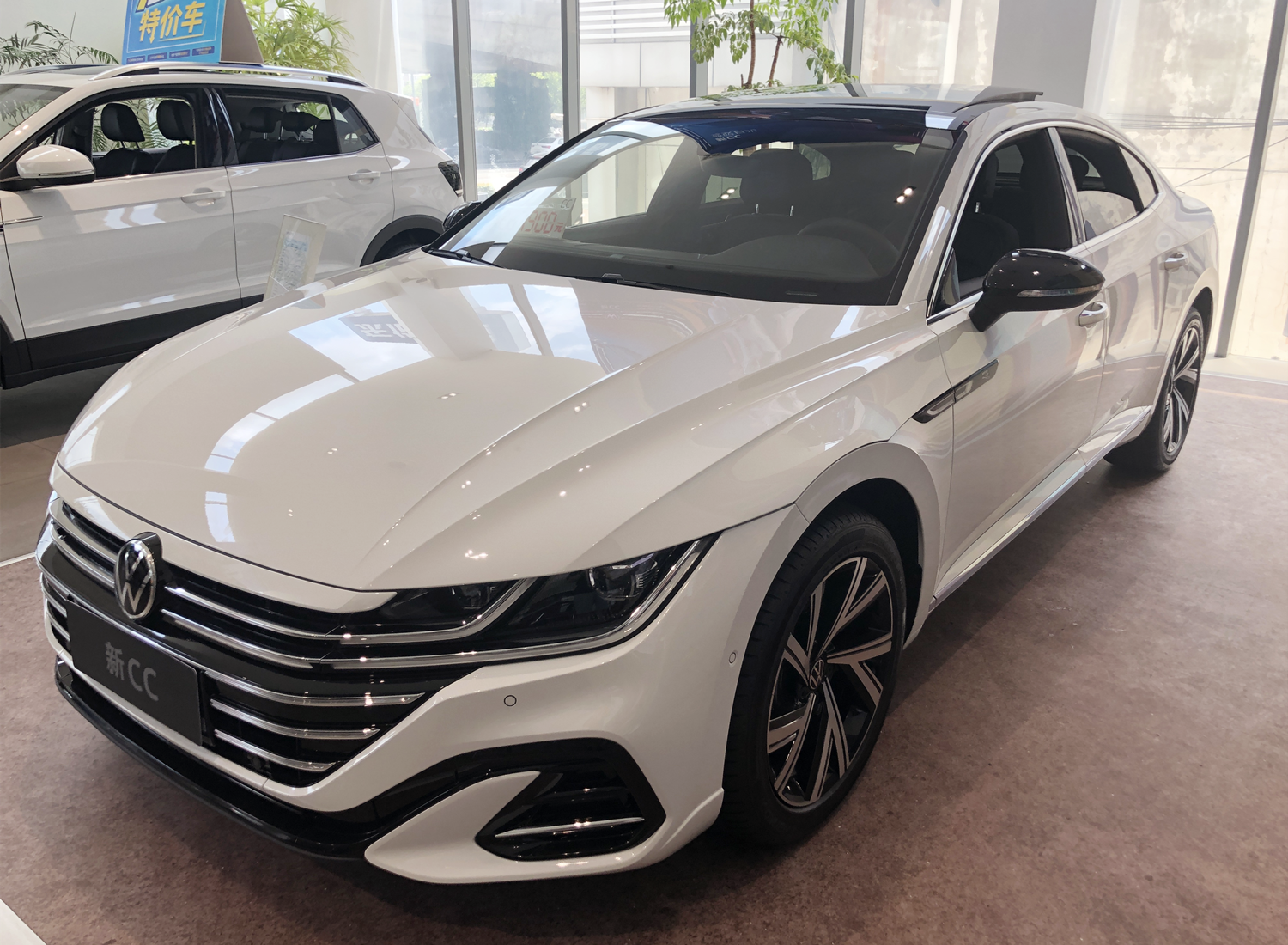探店丨大众cc,有无框车门,溜背造型,大家喜欢却不买的车型-新浪汽车