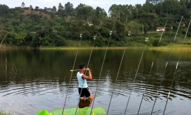 艺高人胆大!重庆大爷自带凳子拿着雨伞,淡定坐坟墓上野钓休闲区蓝鸢梦想 - Www.slyday.coM 艺高人胆大!重庆大爷自带凳子拿着雨伞,淡定坐坟墓上野钓休闲区蓝鸢梦想 - Www.slyday.coM