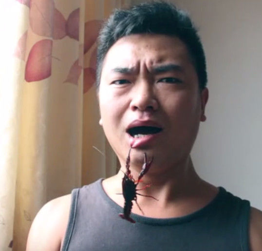 小伙用小龙虾夹脸,结果却让他泪流满面,后悔不已!