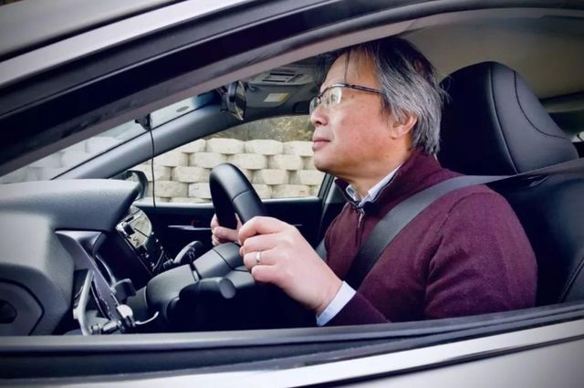 为什么经常开车的人,喜欢以半躺的姿势开车?