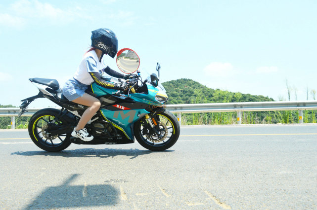 小姐姐聊车:春风250sr为什么能深得女骑士青睐?