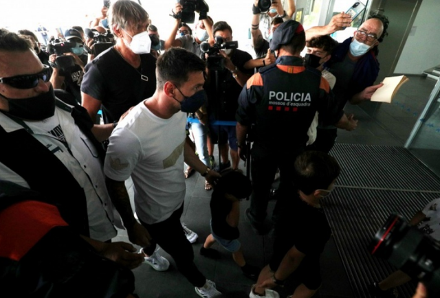 全球24小时直播梅西转会，已抵达法国领空，球场在铺红毯休闲区蓝鸢梦想 - Www.slyday.coM