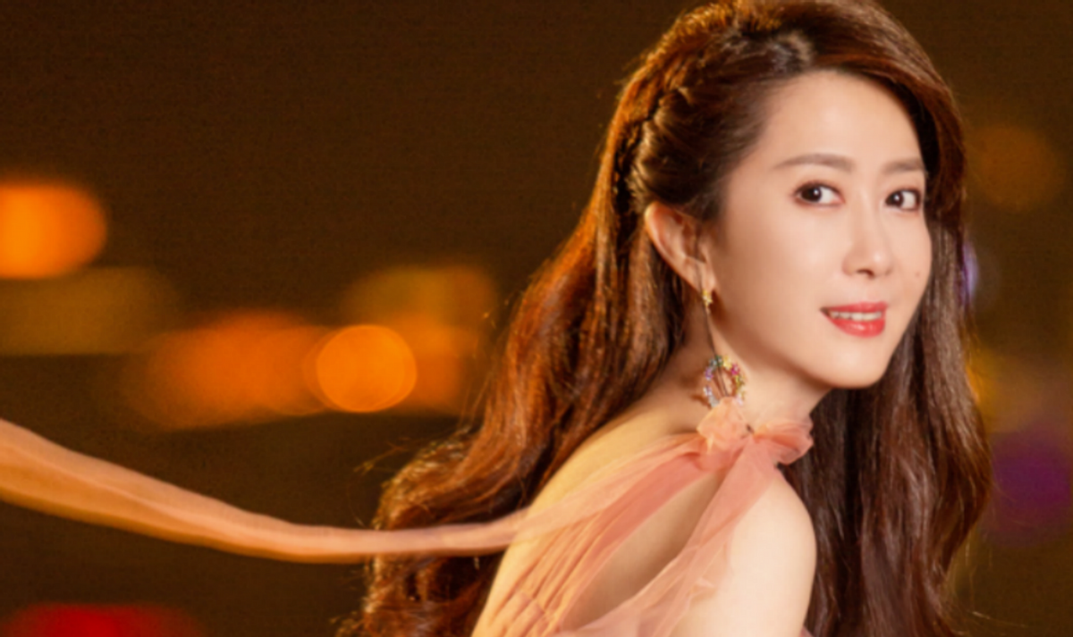 孟庭苇写真照曝光齐刘海小白裙尽显年轻皮肤光滑似剥壳鸡蛋