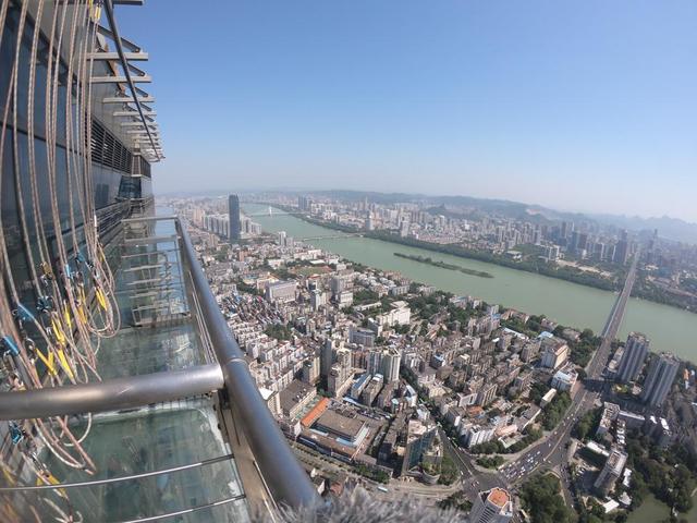 有时候最高的楼竟然是可以爬出去的,不少游客"不要钱也不要命"|柳州