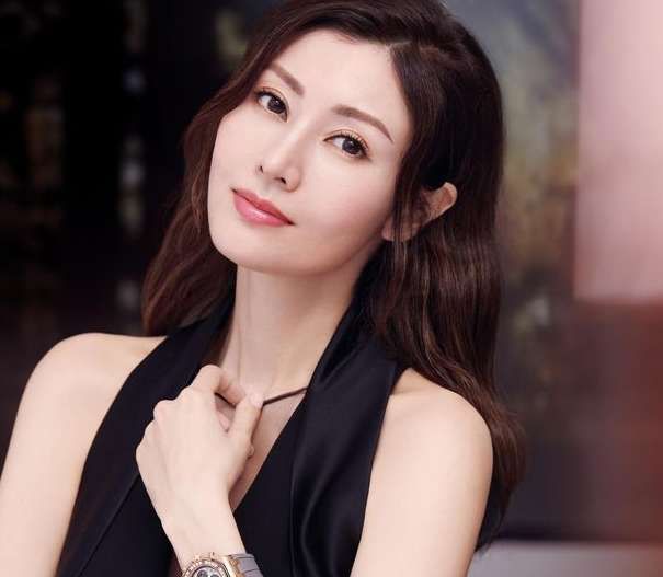 李嘉欣带老公儿子外出用餐 ,与10岁许建彤对嘴喂食休闲区蓝鸢梦想 - Www.slyday.coM