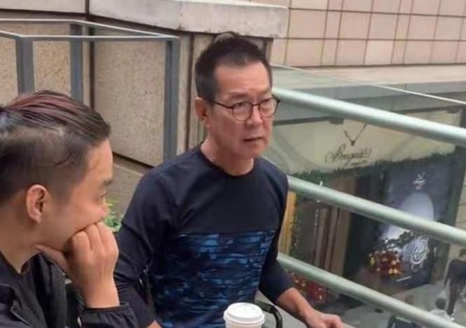 63岁元彪近照罕曝光手臂粗壮全身通红皮肤松弛手拿雪茄精神好