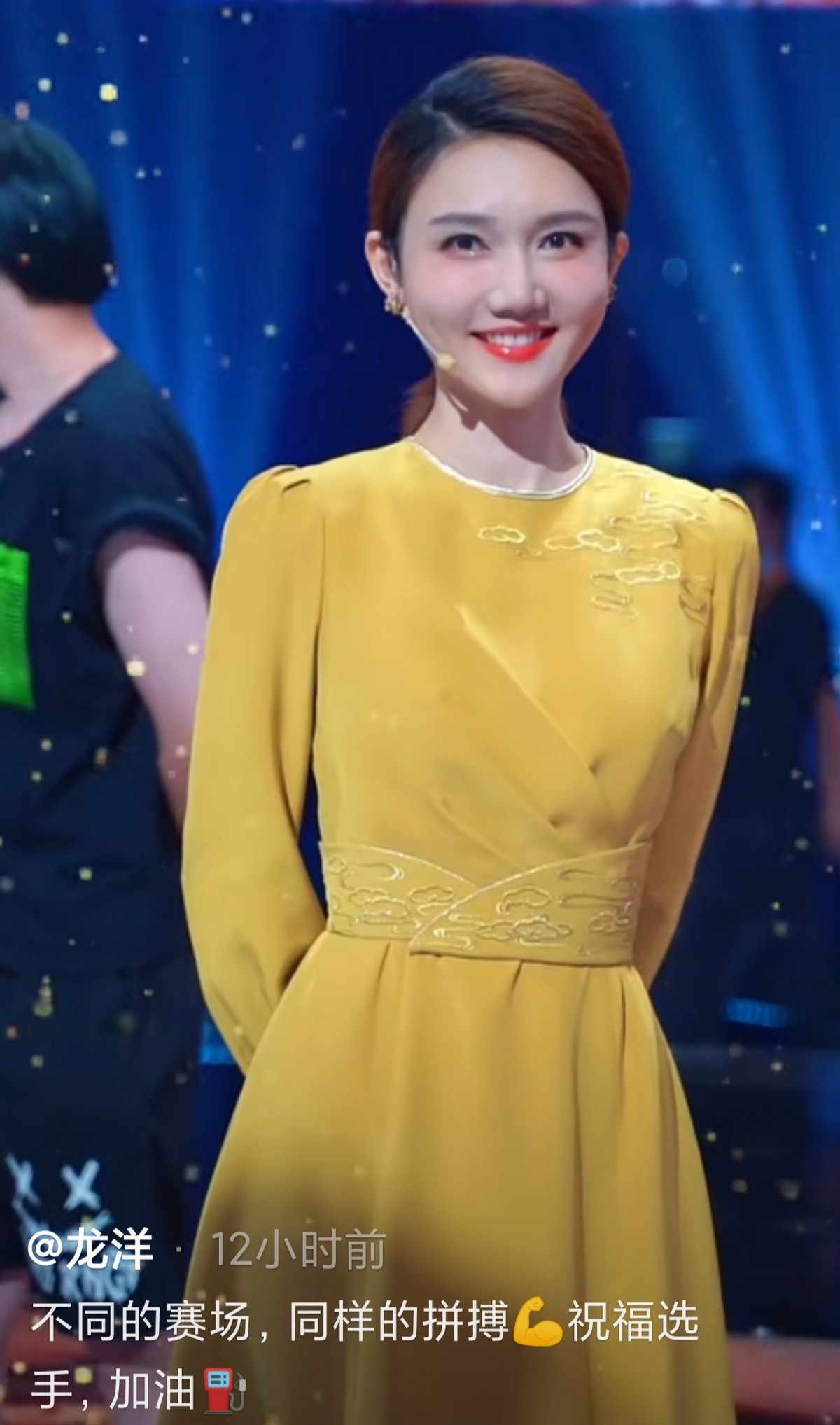 主持人龙洋成央视门面月亮姐姐夸她太好看仅31岁就主持了春晚