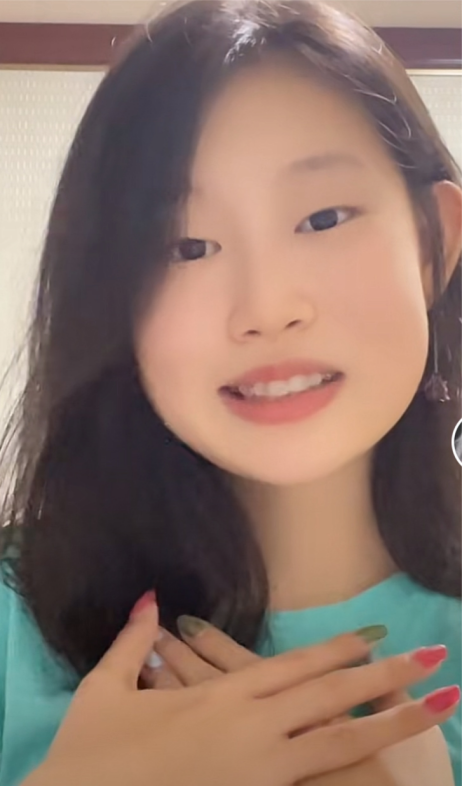 小沈阳15岁女儿罕露面!脸颊肉嘟嘟单眼皮下巴尖,牙齿又白又整齐