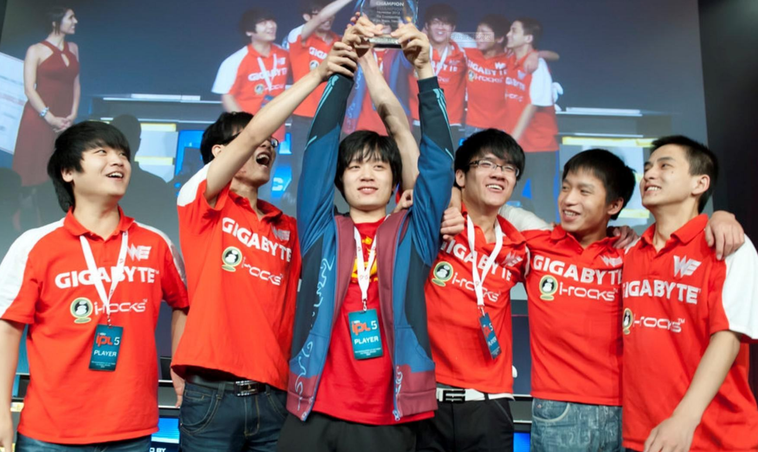 lol冠军上单拿不出5w块?we元老向铁粉鞠躬:辜负大家的期望