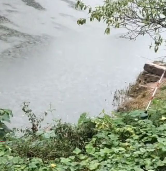 艺高人胆大!重庆大爷自带凳子拿着雨伞,淡定坐坟墓上野钓休闲区蓝鸢梦想 - Www.slyday.coM 艺高人胆大!重庆大爷自带凳子拿着雨伞,淡定坐坟墓上野钓休闲区蓝鸢梦想 - Www.slyday.coM