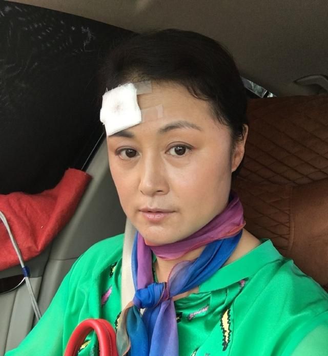 实地探访于月仙车祸路段:路上可见汽车刹痕,地面有骆驼毛和粪便