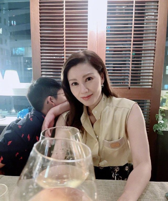 李嘉欣带老公儿子外出用餐 ,与10岁许建彤对嘴喂食休闲区蓝鸢梦想 - Www.slyday.coM