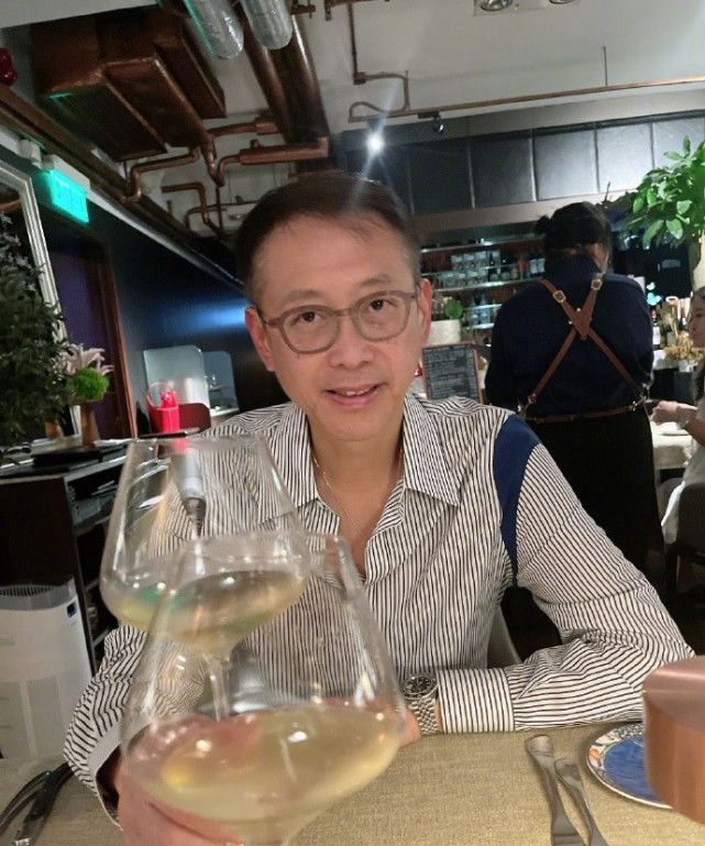 李嘉欣带老公儿子外出用餐 ,与10岁许建彤对嘴喂食休闲区蓝鸢梦想 - Www.slyday.coM