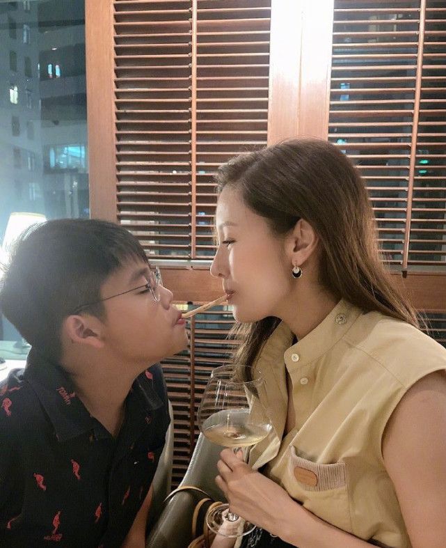 李嘉欣带老公儿子外出用餐 ,与10岁许建彤对嘴喂食休闲区蓝鸢梦想 - Www.slyday.coM