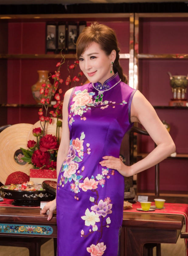 罗霖穿出了旗袍的精髓一袭紫色无袖旗袍古典温婉曲线惊艳