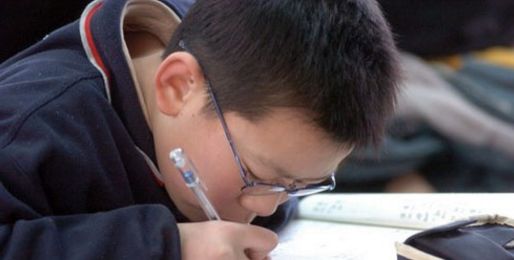 央视痛批"精神鸦片",孩子近视1300度,家长一定要引起重视了