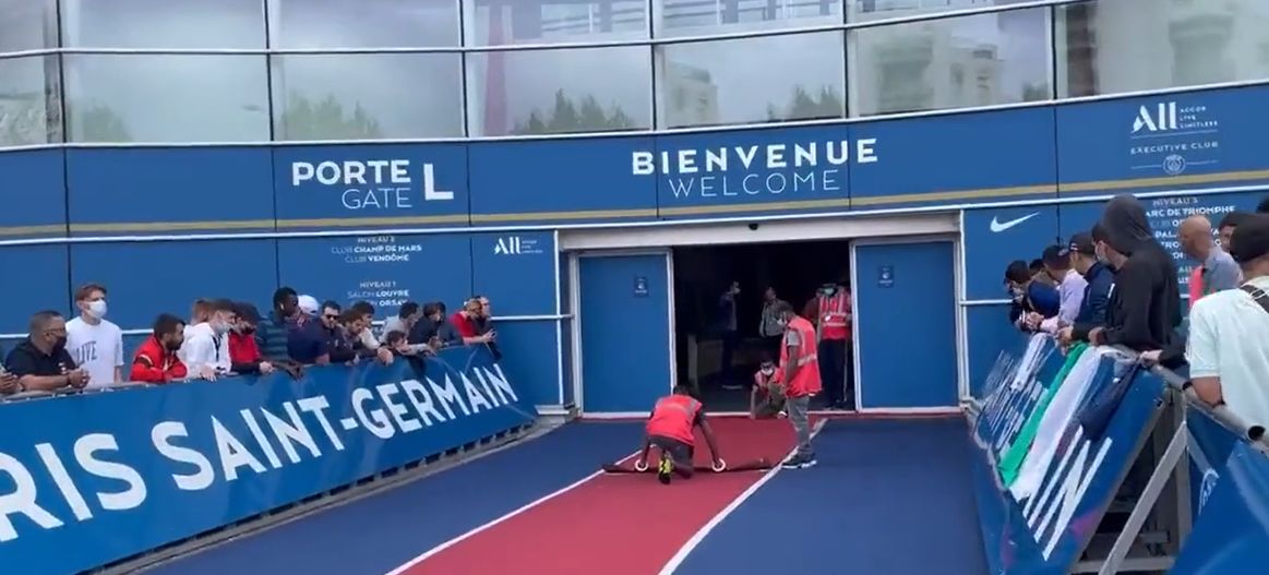 全家抵达机场!梅西父亲确认：我儿子将会在今天签约巴黎休闲区蓝鸢梦想 - Www.slyday.coM