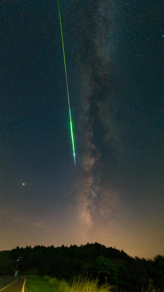 湖北省天文爱好者黄丹丹2018年8月12日在湖北宜昌拍摄到的英仙座流星雨中的火流星。（星联CSVA供图）