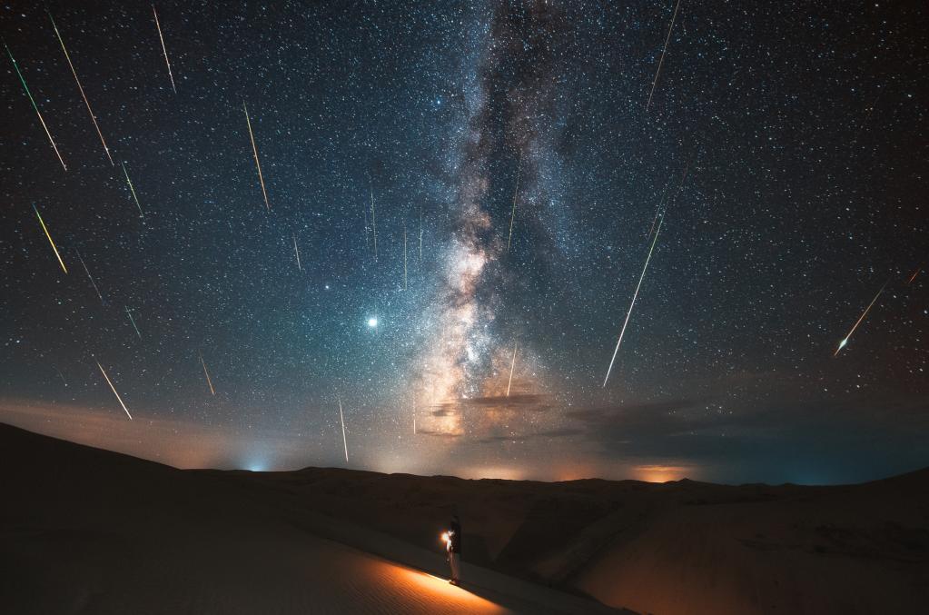 广西壮族自治区天文爱好者王晋2020年8月13日在内蒙古库布齐沙漠拍摄到的英仙座流星雨（多张叠加）。（星联CSVA供图）