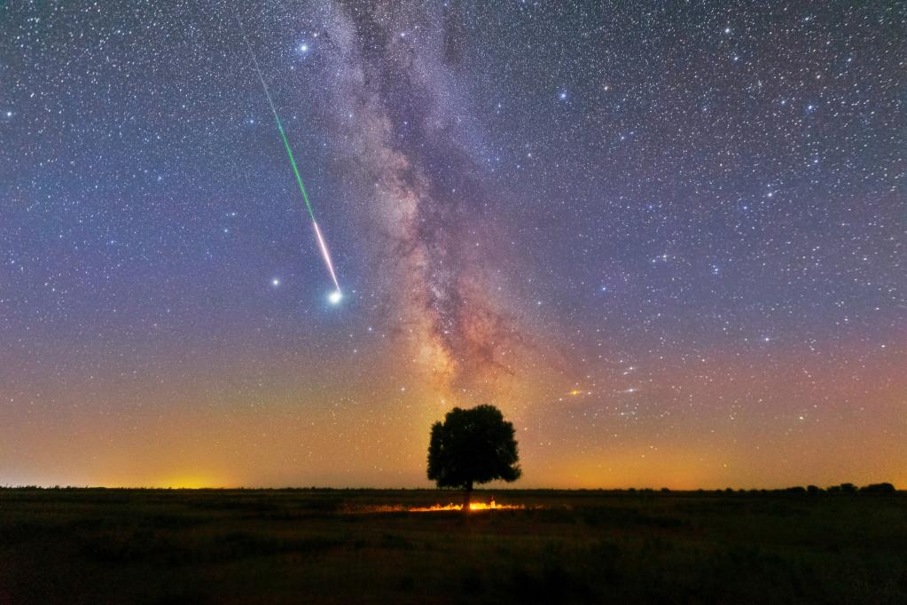 北京市天文爱好者安久2020年8月12日在内蒙古拍摄到的英仙座流星雨中的火流星。（星联CSVA供图）