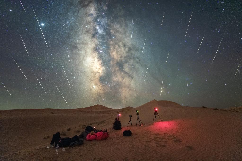 内蒙古自治区天文爱好者徐韬2020年8月13日在内蒙古腾格里沙漠拍摄到的英仙座流星雨（多张叠加）。（星联CSVA供图）