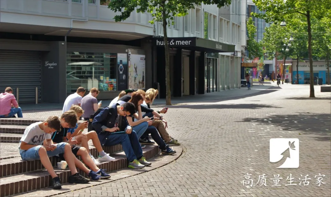 总喜欢在睡前玩手机的人，用不了多久，这 4 个“痛苦”或许会落你身上！休闲区蓝鸢梦想 - Www.slyday.coM