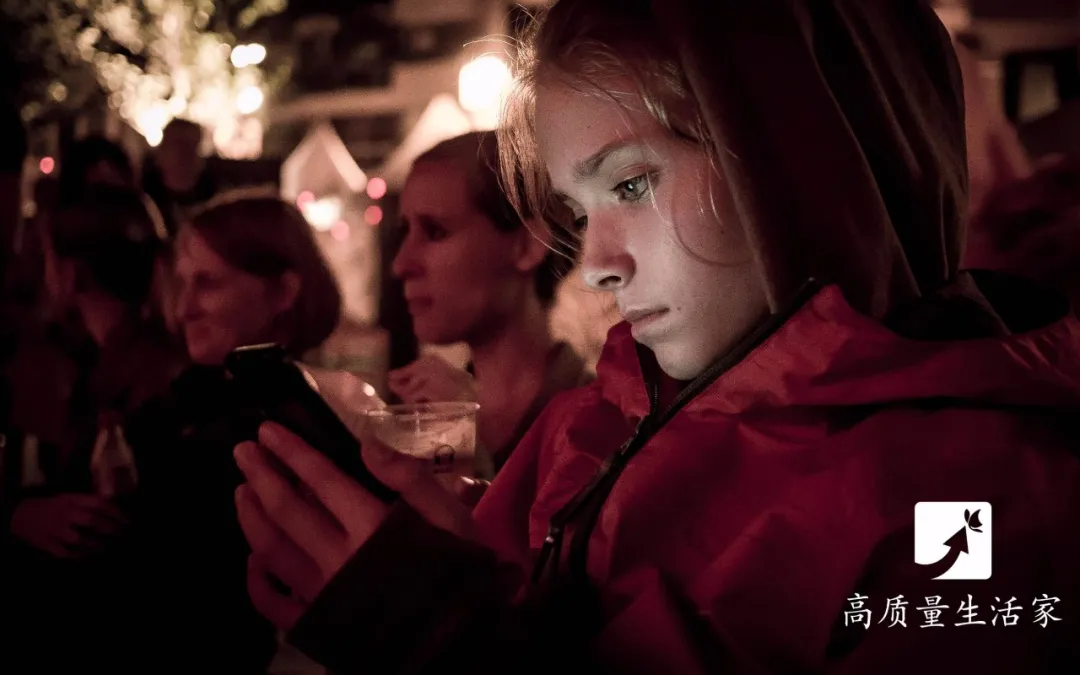 总喜欢在睡前玩手机的人，用不了多久，这 4 个“痛苦”或许会落你身上！休闲区蓝鸢梦想 - Www.slyday.coM