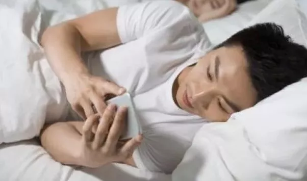 总喜欢在睡前玩手机的人，用不了多久，这 4 个“痛苦”或许会落你身上！休闲区蓝鸢梦想 - Www.slyday.coM