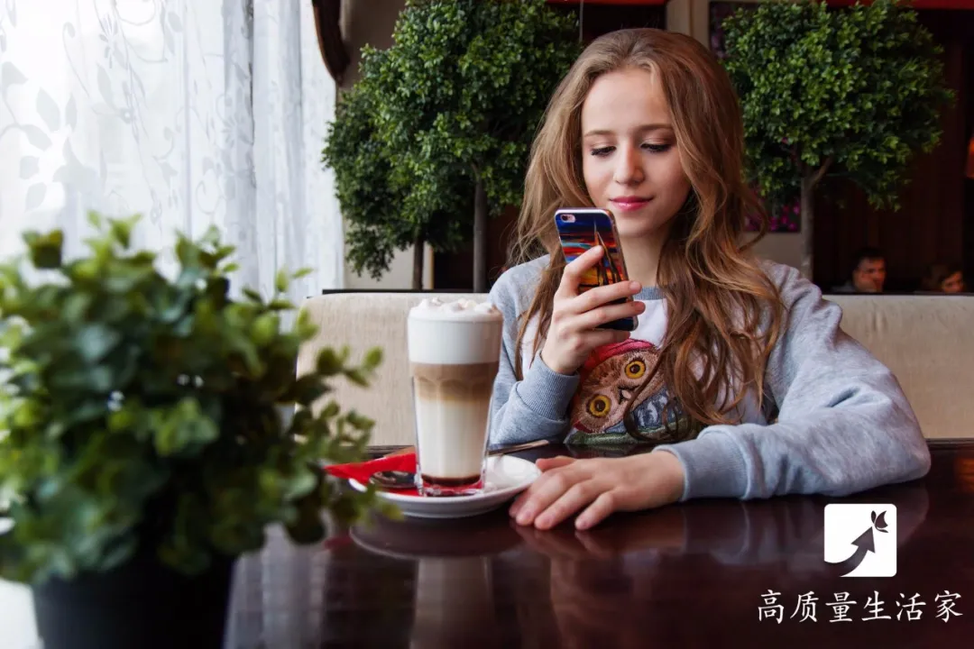 总喜欢在睡前玩手机的人，用不了多久，这 4 个“痛苦”或许会落你身上！休闲区蓝鸢梦想 - Www.slyday.coM