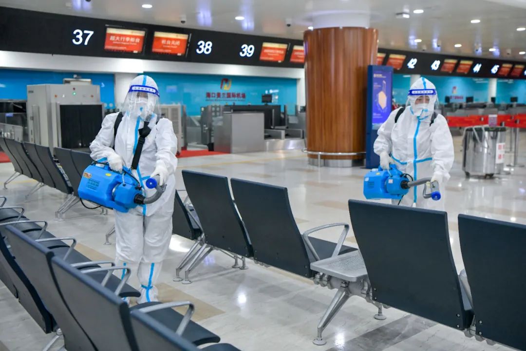 7日,海口美兰国际机场的工作人员进行消杀作业.