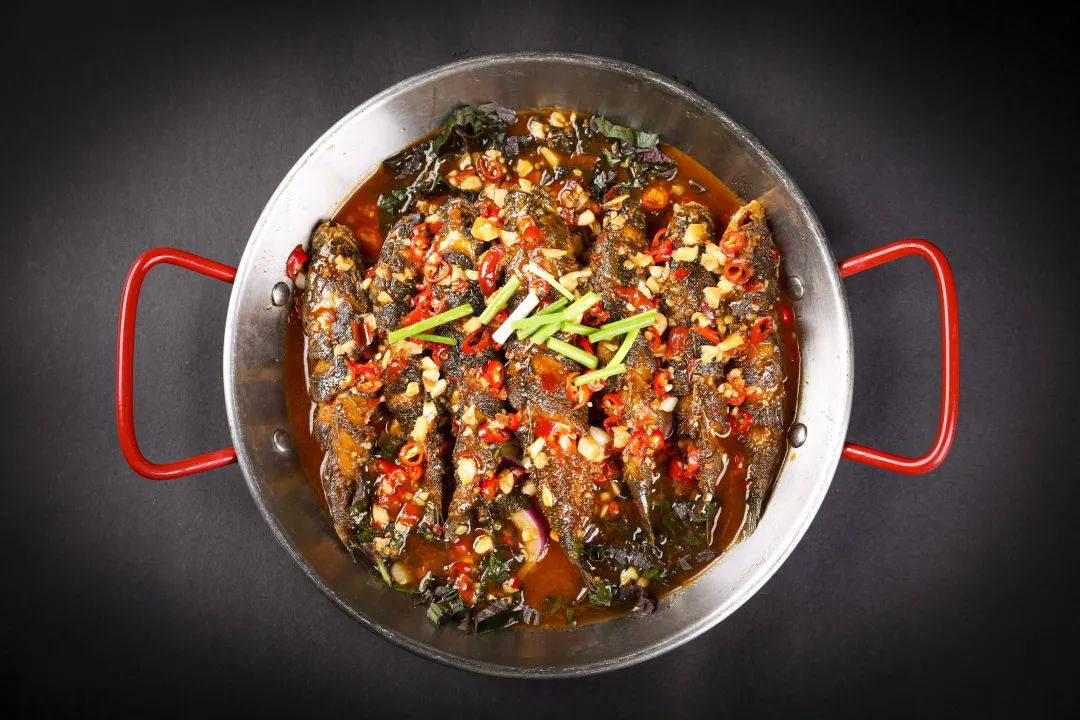 湖边仙草煮活鱼,选用新鲜细嫩的鱼肉,成菜入味彻底,口感绵柔香浓,汤汁