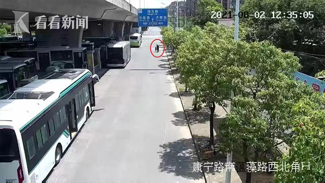 视频｜4岁萌娃偷溜上街找妈妈 找着找着自己却迷路了休闲区蓝鸢梦想 - Www.slyday.coM