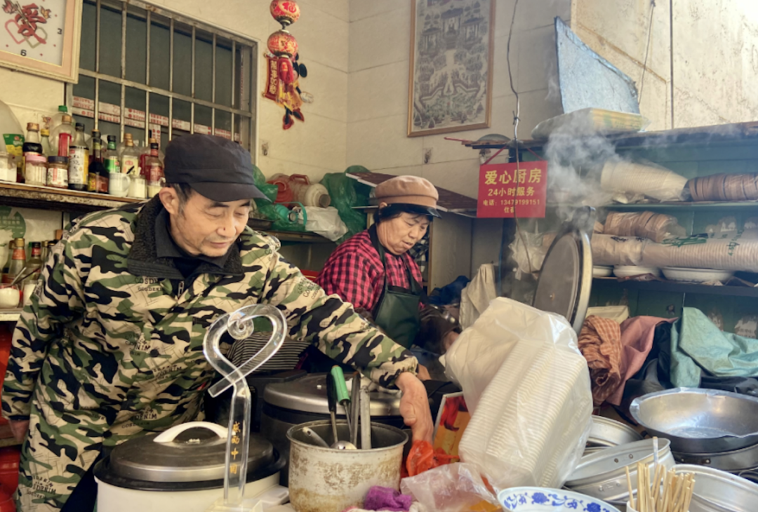 第八届全国道德模范候选人万佐成熊庚香夫妇爱心厨房