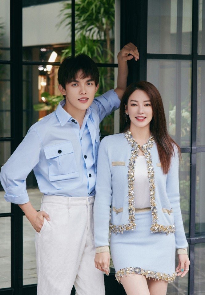 张雨绮少女感十足与李柄熹桂林吃大排档 看不出是相