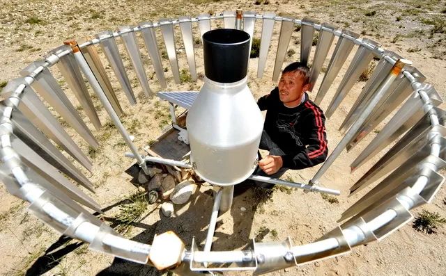 ▲位于西藏定日县的中国科学院珠穆朗玛大气与环境综合观测研究站。图为科技人员在调试观测仪器。摄影/章轲