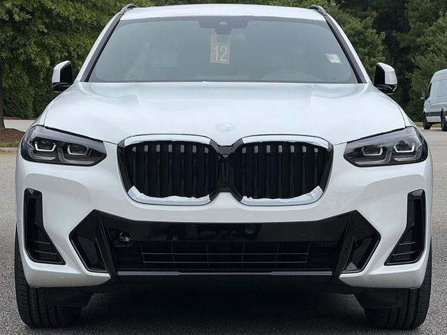 外观方面,宝马中期改款x3依旧延续了宝马家族式的设计语言,新车前脸