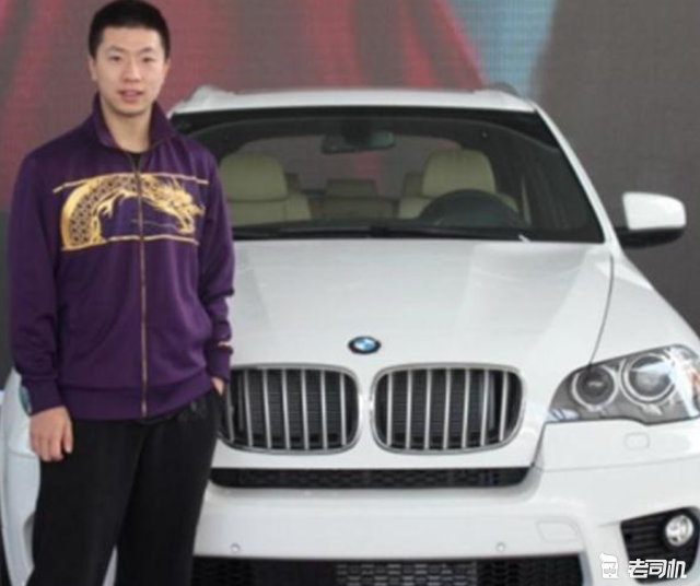 在东京奥运会乒乓球男子团体决赛中,马龙与其队友樊振东,许昕获得冠军