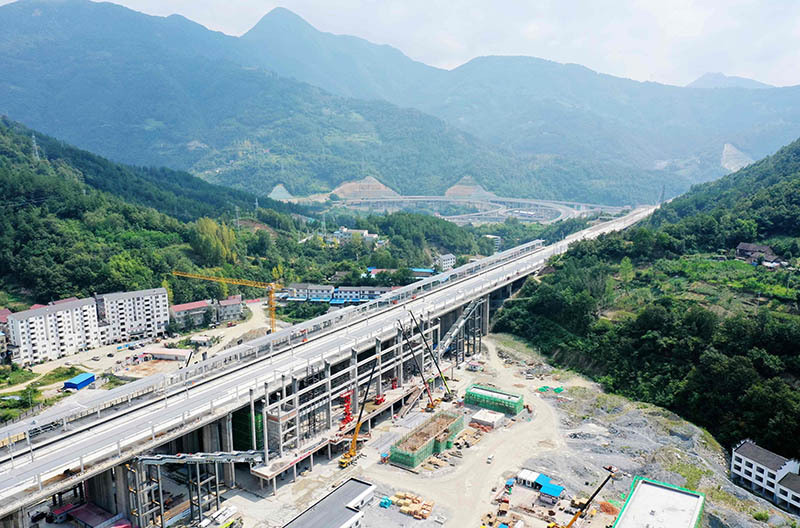 湖北保康:郑万高铁新站建设如火如荼